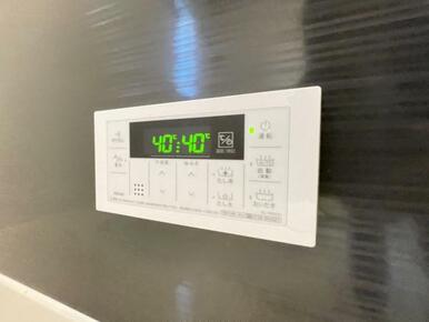 ボタンひとつでお湯張りや追い焚き、温度調整までしてくれる便利なオートバス機能付き！