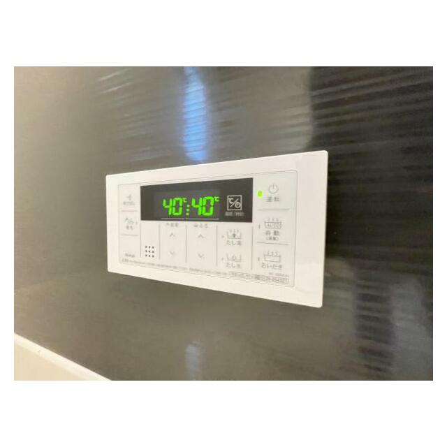 ボタンひとつでお湯張りや追い焚き、温度調整までしてくれる便利なオートバス機能付き！