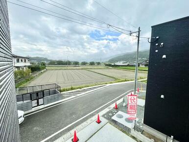 周辺には建物が少なく、見晴らし良好です♪山も一望出来て開放感があります（　＊´艸｀）