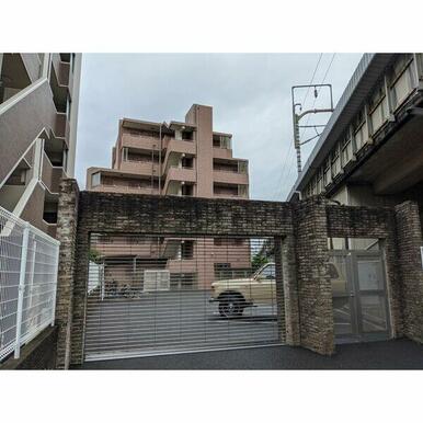 駐車場側から見た外観です