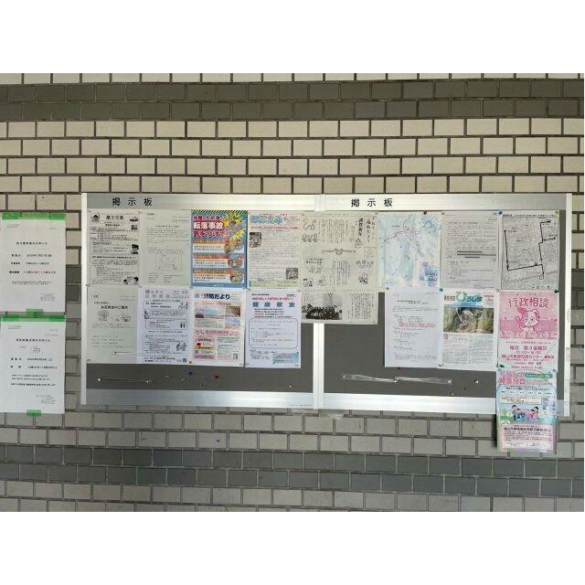 エントランスには掲示板が設置されており、地域情報や管理組合からのお知らせがしっかりと掲示されています