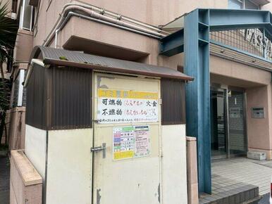 敷地内には専用ゴミ置き場が完備されており、曜日ごとに分別された収集が可能。住民の皆さまが使いやすく、