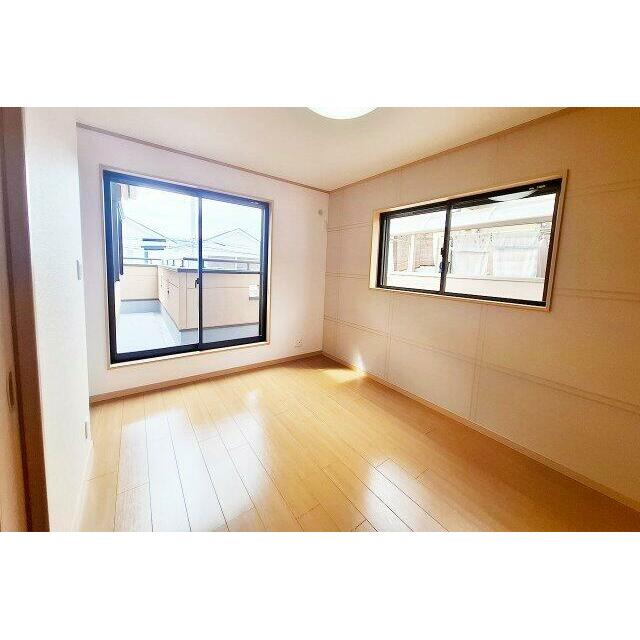 洋室1：南西向きバルコニーに面した明るいお部屋です。
