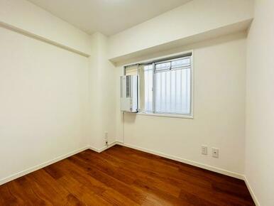 北側洋室2部屋に窓用エアコン設置しております