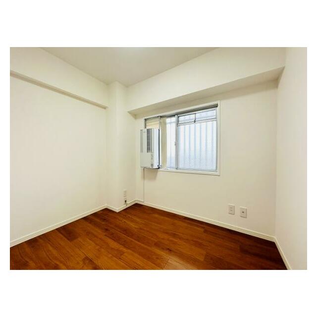 北側洋室2部屋に窓用エアコン設置しております