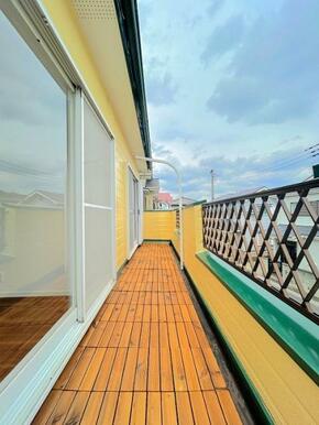 「バルコニー」奥行きがあります。南東側につき陽当たり良好です