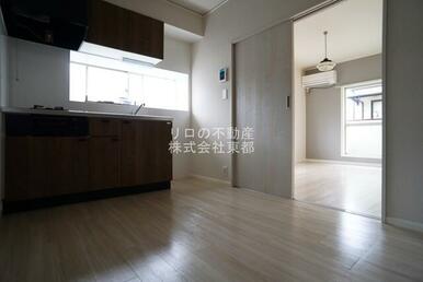 ダイニングテーブルを置いたり自由にレイアウトできます☆