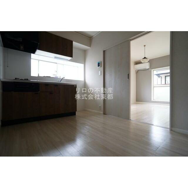 ダイニングテーブルを置いたり自由にレイアウトできます☆