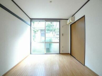 洋室☆エアコン付き♪左の壁面に化粧幕板あり