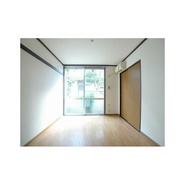 洋室☆エアコン付き♪左の壁面に化粧幕板あり