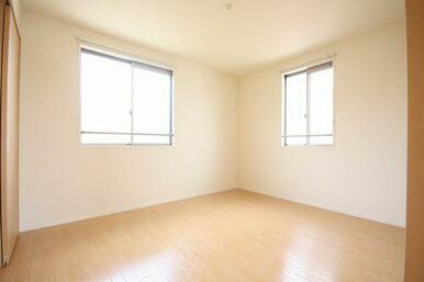 【洋室】６．４帖の寝室。ウォークインクローゼットもあります。角部屋の為、窓が２面あります。