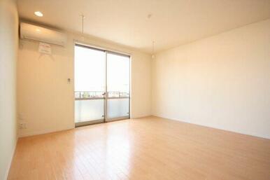 【ＬＤＫ】１４．８帖のＬＤＫ。角部屋の為窓が２面ございます。エアコン１台、室内物干し設置済み。掃き…