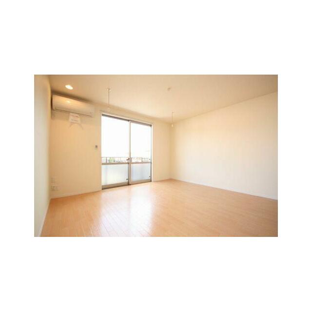 【ＬＤＫ】１４．８帖のＬＤＫ。角部屋の為窓が２面ございます。エアコン１台、室内物干し設置済み。掃き…