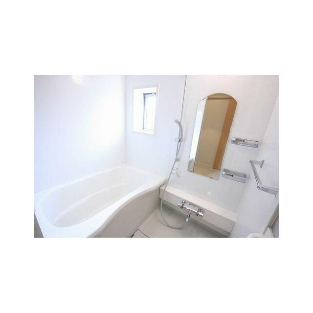【浴室】白を基調とした浴室。サーモスタッド水栓、鏡、小物が置ける棚などがございます。