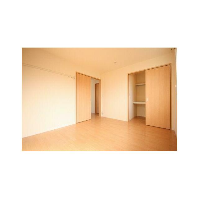 【洋室】６．４帖の寝室。ウォークインクローゼットもあります。