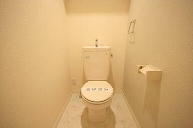 【トイレ】ホワイトを基調としたトイレ。