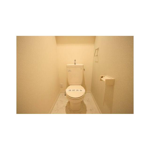 【トイレ】ホワイトを基調としたトイレ。