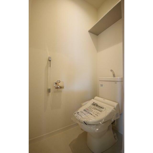 パステルアイボリーの便器は温水洗浄便座付でトイレ手摺もあり着座、起立の際の負担も減少します。