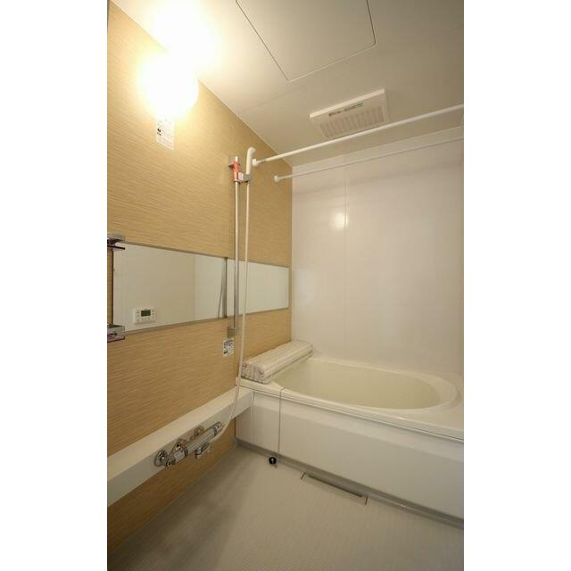浴室は暖房乾燥機搭載しております床面もカビなどの発生しずらい水はけのよい形状となっております。