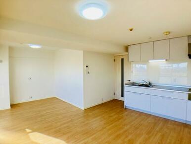 「LDK」壁付けキッチンでスペースを広く活用することができます。