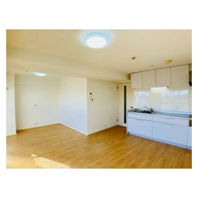 「LDK」壁付けキッチンでスペースを広く活用することができます。