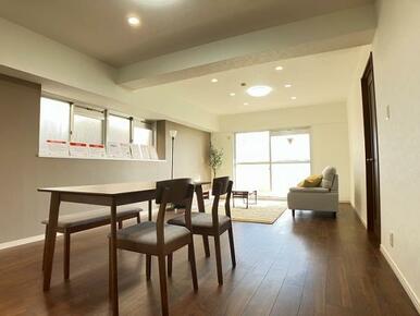 LDK「落ち着いた雰囲気の内装で、広々と使えるLDKです。」