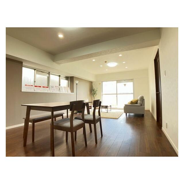 LDK「落ち着いた雰囲気の内装で、広々と使えるLDKです。」