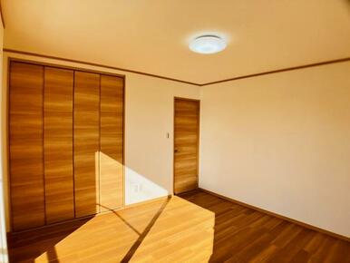 「洋室」2階8帖洋室日当たり良好です。