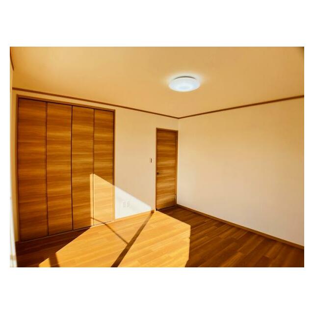 「洋室」2階8帖洋室日当たり良好です。