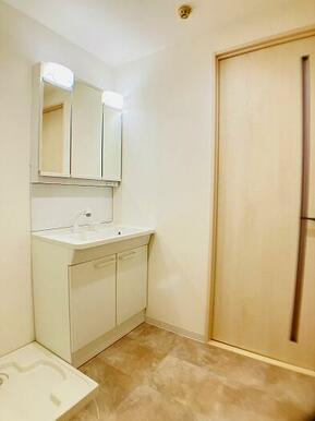 「洗面脱衣所」洗面台新品交換済みです。