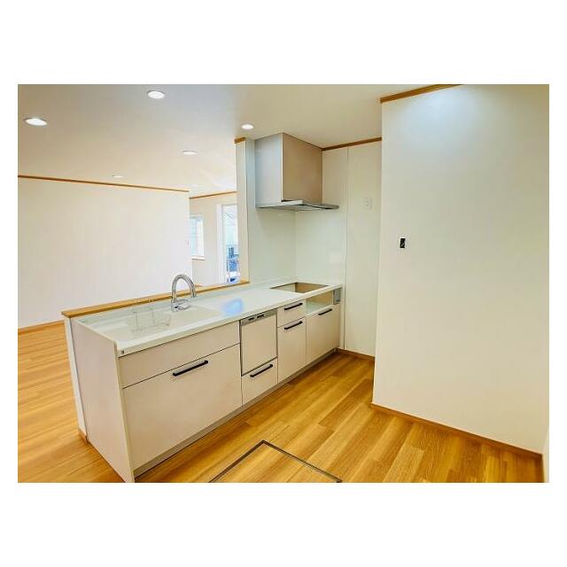 「キッチン」対面キッチンでリビングの様子がよく見えます