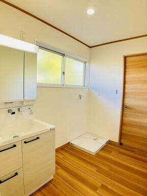 「洗面所」2階にランドリールームもあります。