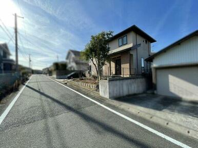 前面道路を含む外観