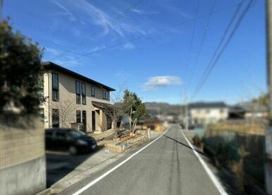 前面道路を含む外観