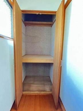 「廊下」両階とも収納があり、生活品の収納に便利な物件です。