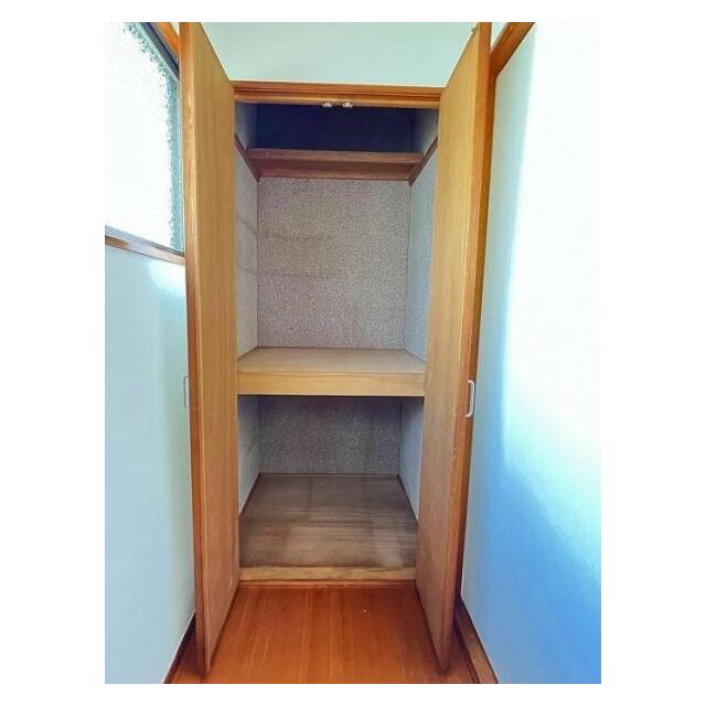 「廊下」両階とも収納があり、生活品の収納に便利な物件です。