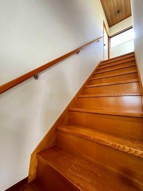「階段」手すり付きで安心な物件です。
