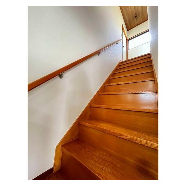 「階段」手すり付きで安心な物件です。