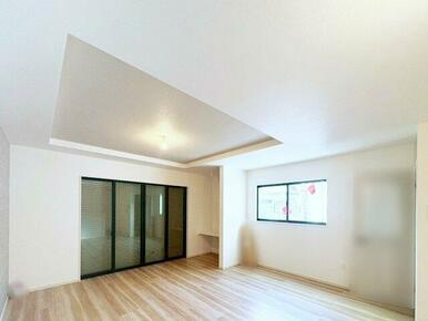 対面式キッチンの為、料理中も会話が楽しめます。折上天井が開放感をさらにアップします。※施工例