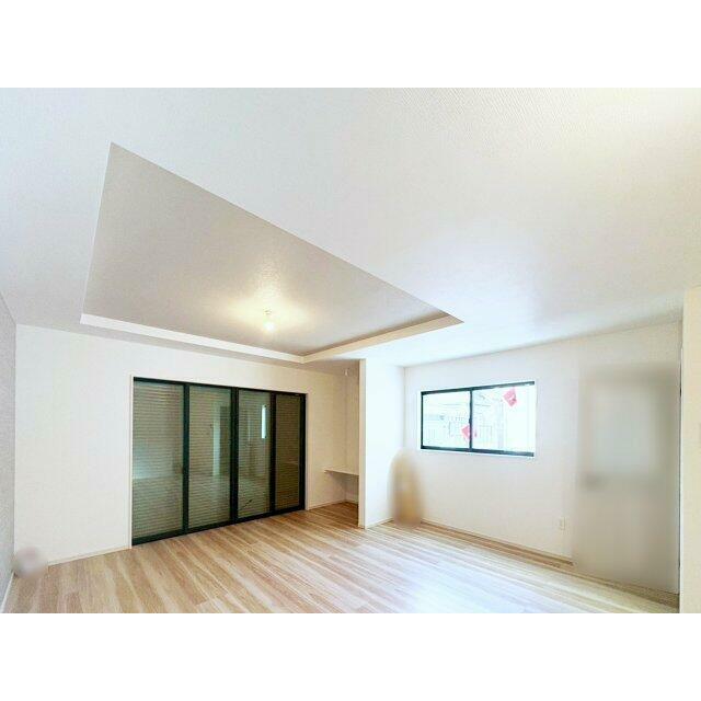 対面式キッチンの為、料理中も会話が楽しめます。折上天井が開放感をさらにアップします。※施工例