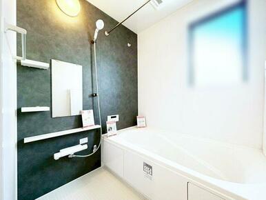 浴室の換気のほか、雨の日の洗濯乾燥にも便利な浴室換気暖房乾燥機完備　※施工例