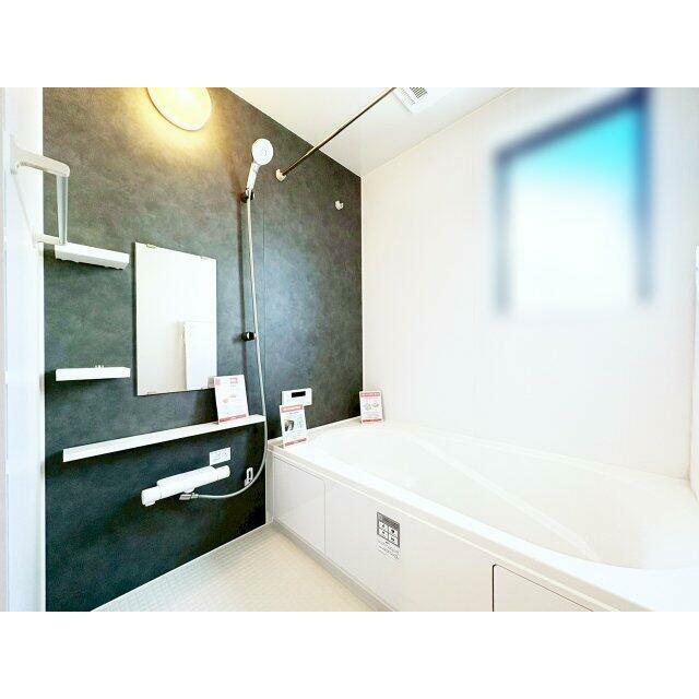 浴室の換気のほか、雨の日の洗濯乾燥にも便利な浴室換気暖房乾燥機完備　※施工例