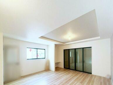 対面式キッチンの為、料理中も会話が楽しめます。折上天井が開放感をさらにアップします。※施工例