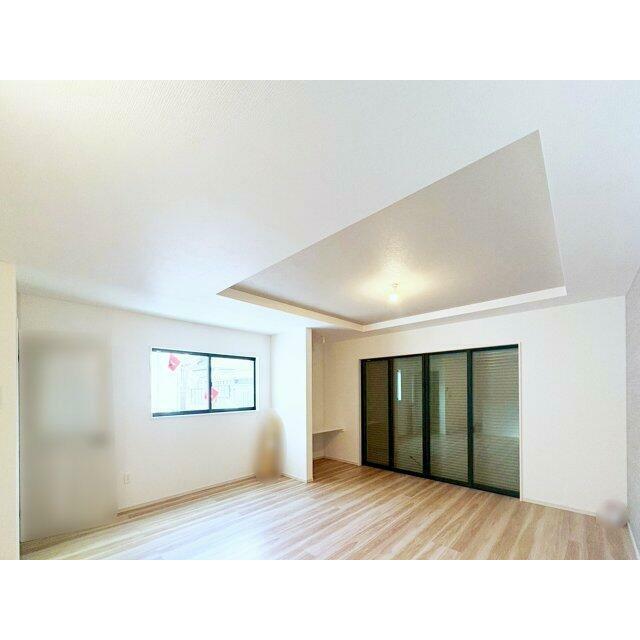 対面式キッチンの為、料理中も会話が楽しめます。折上天井が開放感をさらにアップします。※施工例