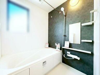 浴室の換気のほか、雨の日の洗濯乾燥にも便利な浴室換気暖房乾燥機完備　※施工例