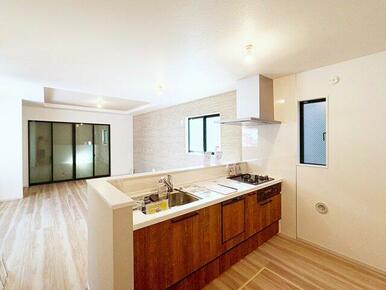 対面式キッチンです。広いキッチンでお子様とクッキングが楽しめます。※施工例