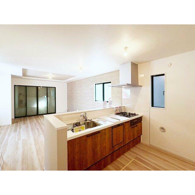 対面式キッチンです。広いキッチンでお子様とクッキングが楽しめます。※施工例