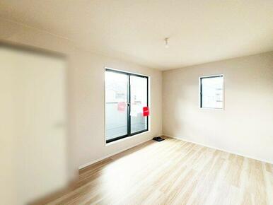 バルコニー面したお部屋は、10.6帖です。寝室にもオススメです。※施工例