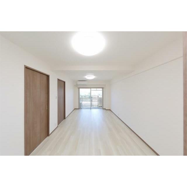 白を基調とした内装が、空間をより明るく広く見せてくれるリビング。お好みの家具を配置して、理想の空間を