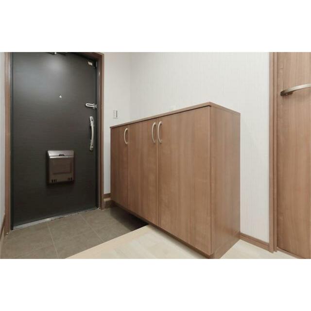 玄関は、お客様を迎え入れる住まいの顔。落ち着いた色合いの玄関収納が、空間をすっきりと整えます。